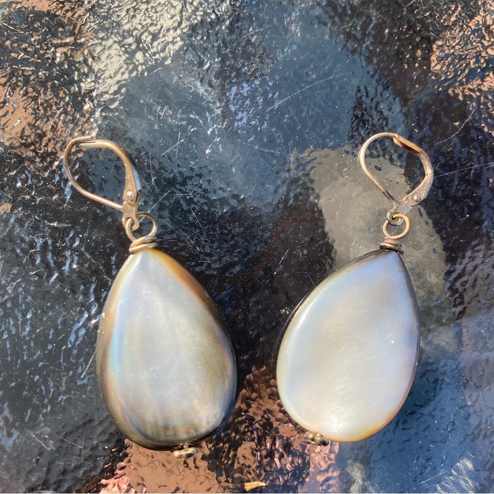 Pearly and black colored tear drop earrings.